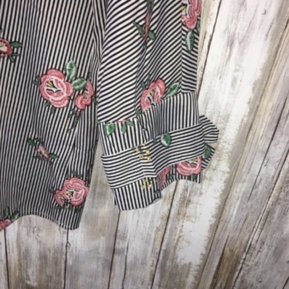 NWT Umgee Rose Striped Button Down Blouse - Picture 4 of 9